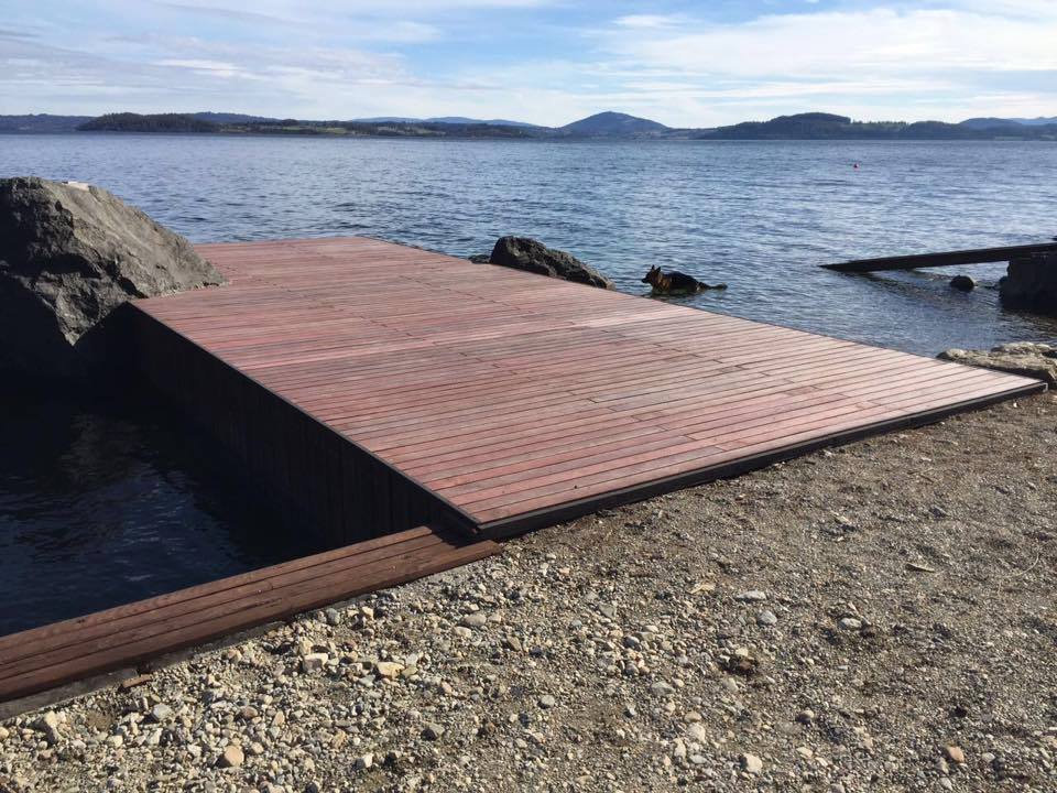 Deck reciclado en Muelle de Panguipulli / Timber Ecco